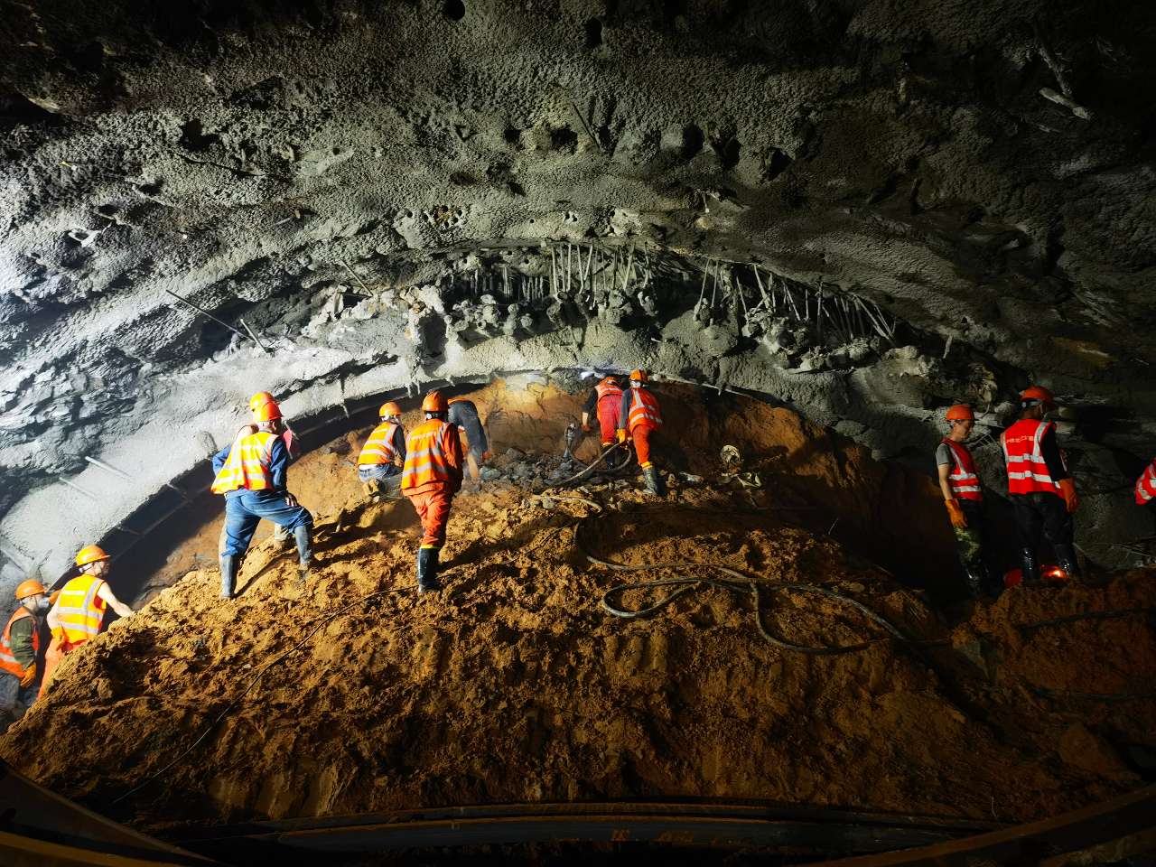 攻克最難吃的軟豆腐寧夏銀蘭高鐵香山隧道貫通