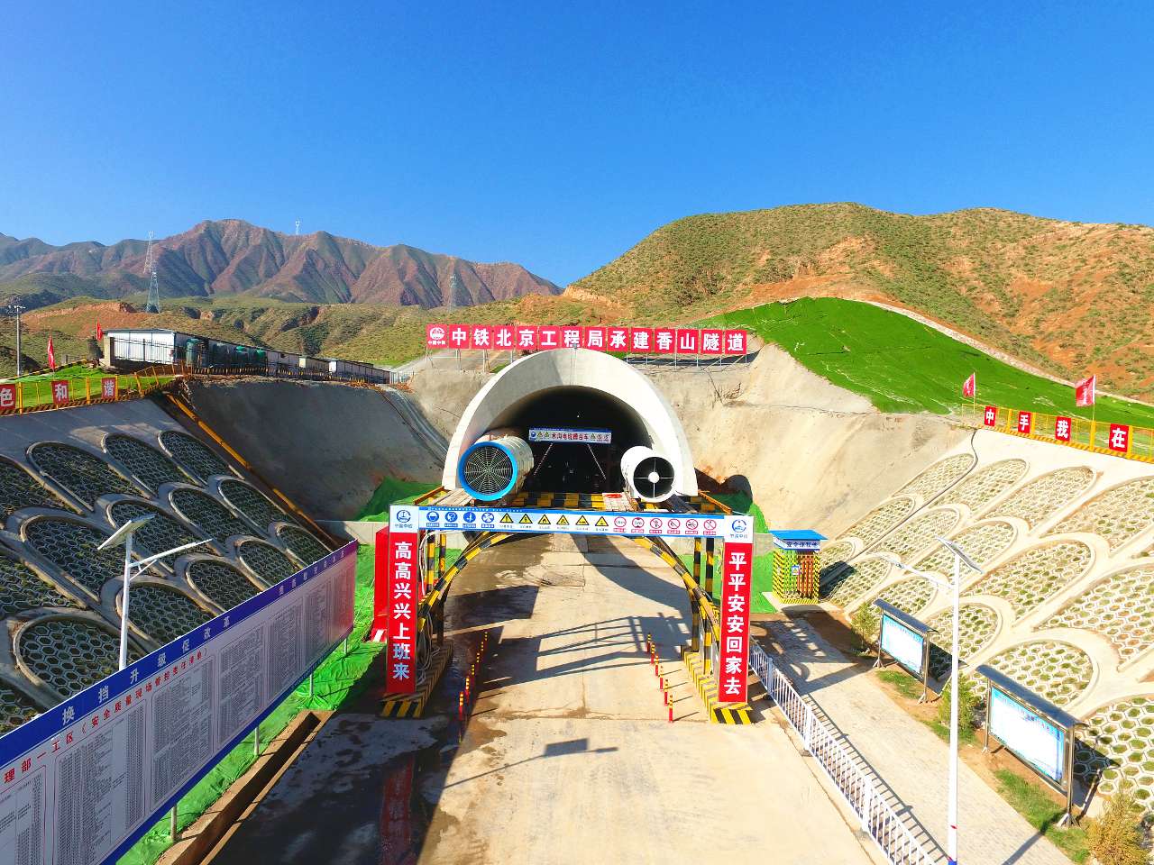 攻克最难“吃”的“软豆腐”！宁夏：银兰高铁香山隧道贯通