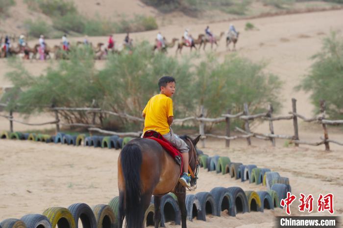 小朋友在宁夏黄沙古渡原生态景区体验骑马。　于晶 摄