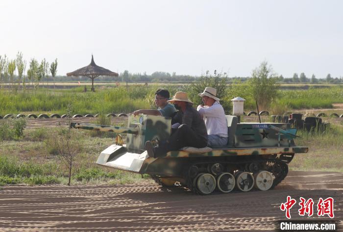 游客在宁夏黄沙古渡原生态景区体验沙漠坦克。　于晶 摄