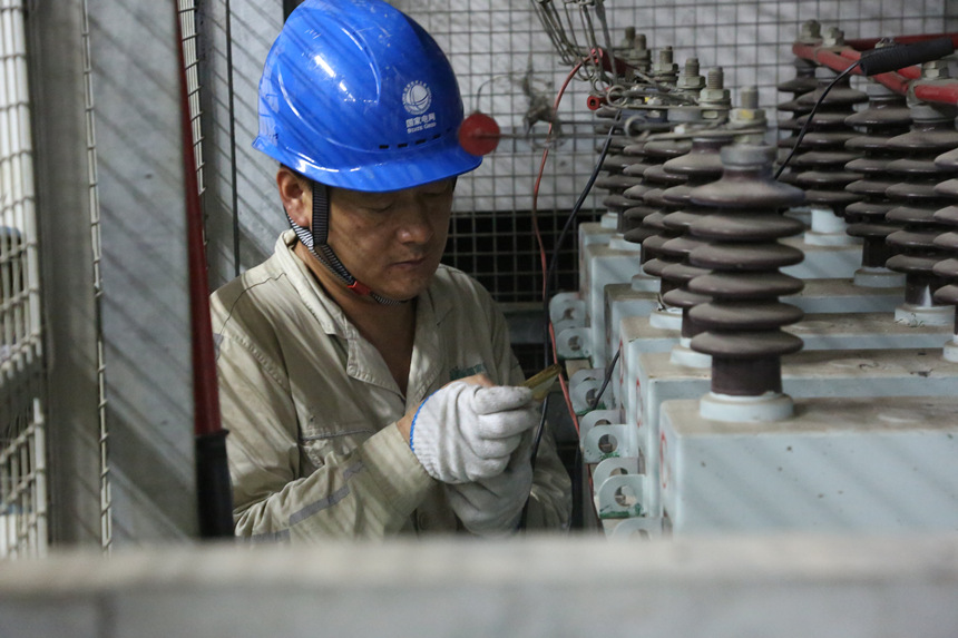 重庆：电力工人“零点”检修 确保市民清凉度夏
