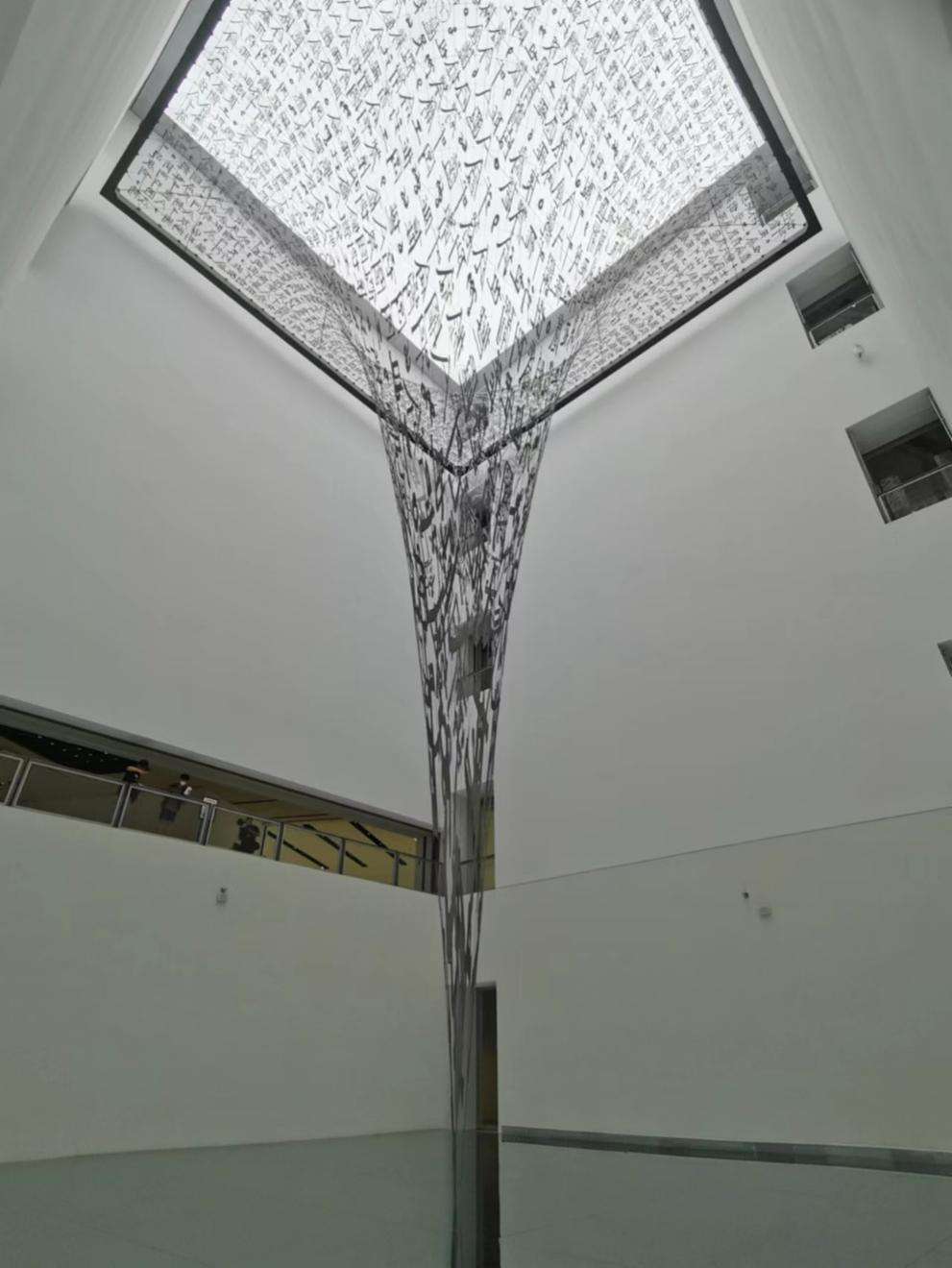 徐冰巨型装置作品《引力剧场》在浦东美术馆亮相