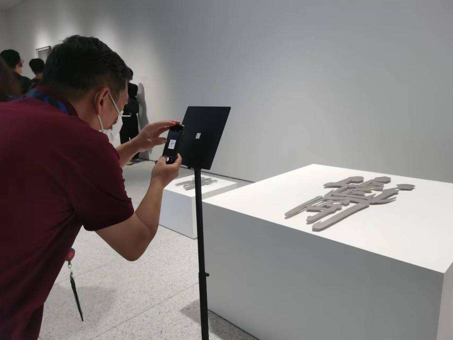 徐冰巨型装置作品《引力剧场》在浦东美术馆亮相