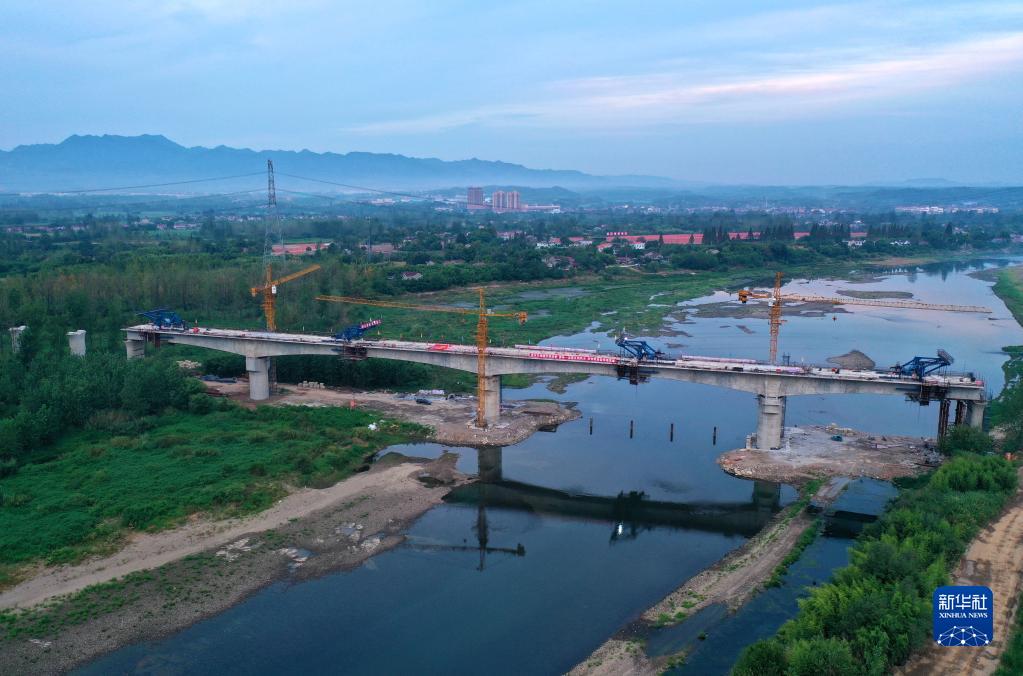 安徽：宣绩铁路水阳江特大桥连续梁合龙