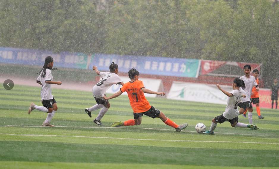 南宁十七中女子足球队卫冕广西校园足球联赛冠军