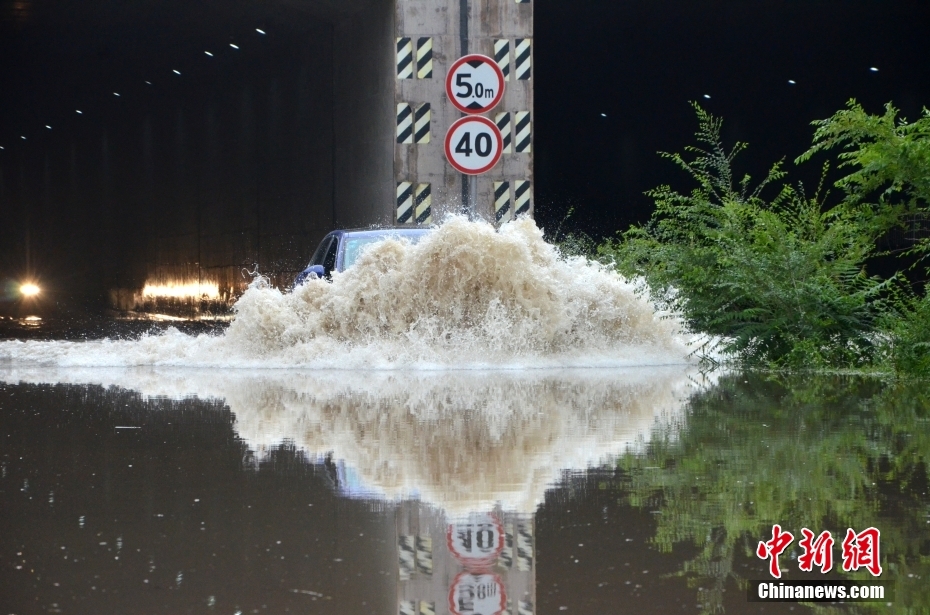 兰州强降雨致路段积水