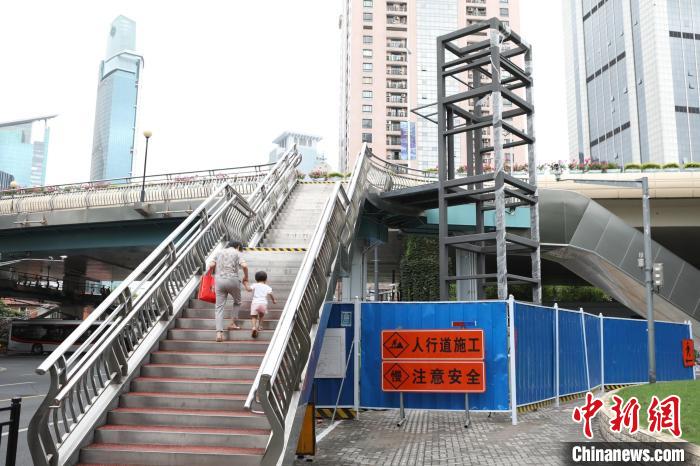 上海推进适老化设施完善项目年底完成38座人行天桥电梯安装
