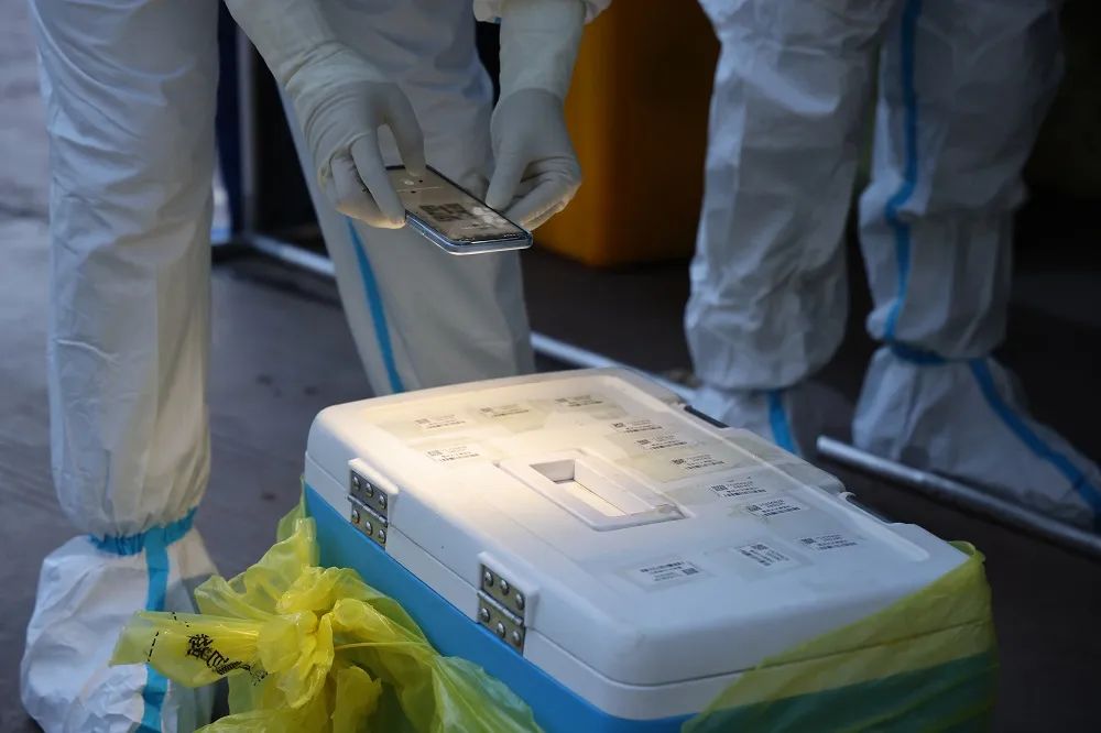日检4万人次 西宁海南两支医疗队携移动PCR方舱实验室助力青海囊谦抗疫