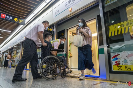 方便轮椅、婴儿车进出车厢，年内“无障碍渡板”将覆盖所有上海地铁车站