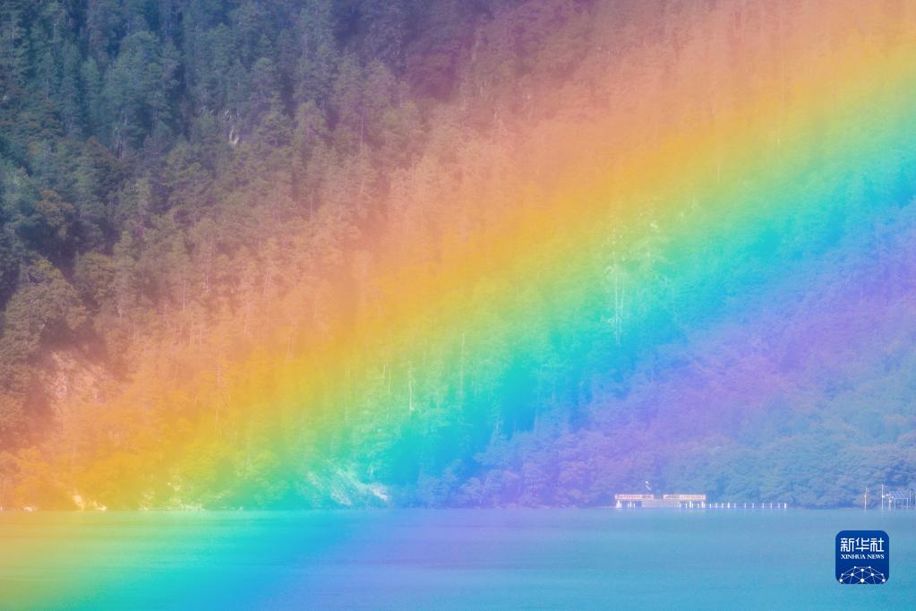西藏巴松湖上的彩虹