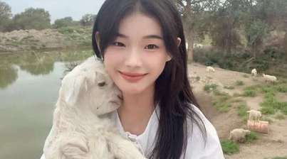 新疆塔里木河畔：“00后”牧羊女走红网络
