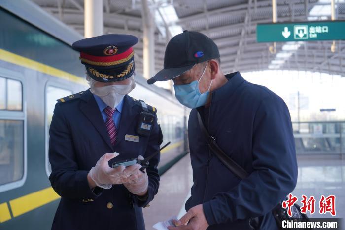 兰铁局推广电子化补票：为“脱网旅客”提供人工、现金支付服务