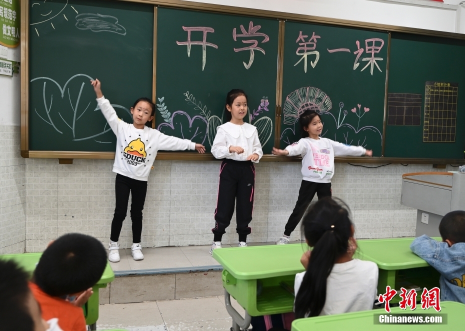江西南昌中小学幼儿园迎来开学季