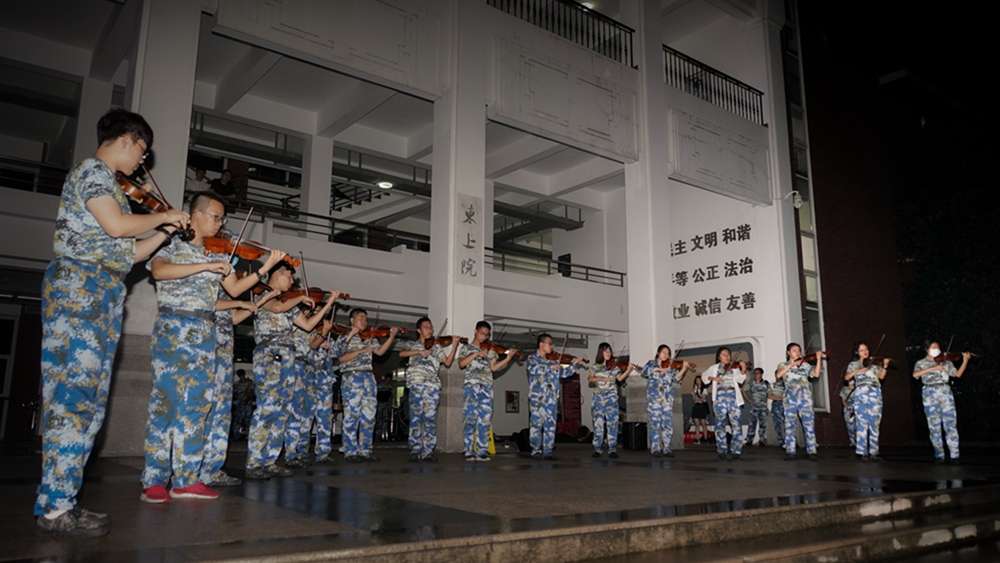 赏名画、唱名曲 上海交大学生军训“上新”传统文化