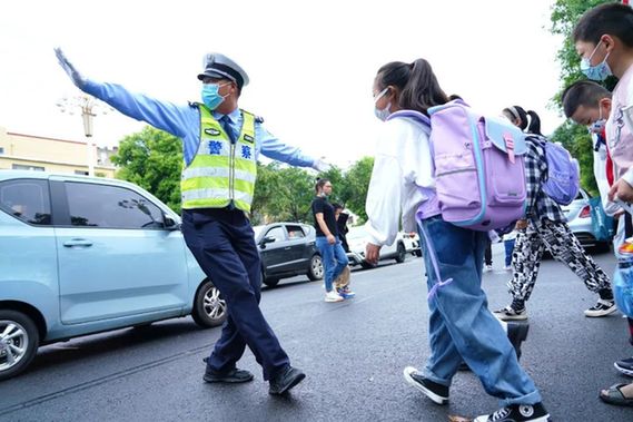 江苏连云港：590个护学岗 2300人次全力守护90万学生平安出行