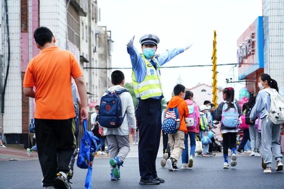 江苏连云港：590个护学岗 2300人次全力守护90万学生平安出行