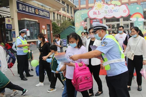 江苏连云港：590个护学岗 2300人次全力守护90万学生平安出行