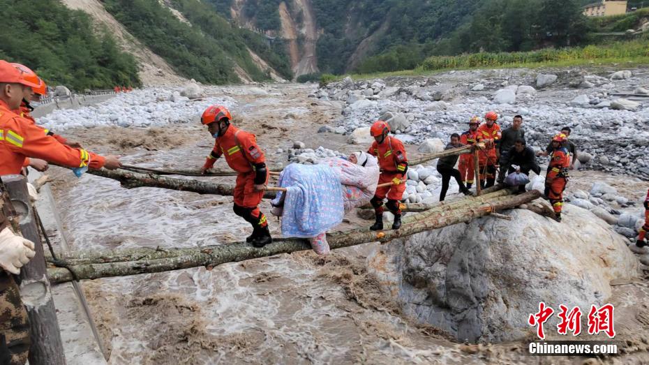 四川泸定6.8级地震：森林消防震中营救转移地震伤者和被困群众