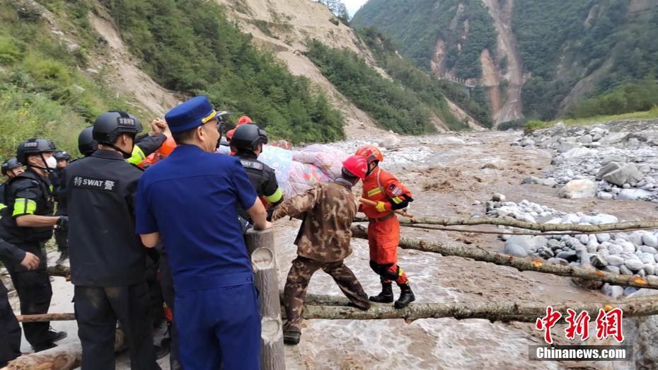 四川泸定6.8级地震：森林消防震中营救转移地震伤者和被困群众