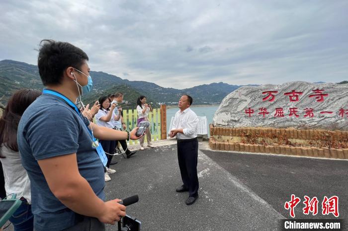 两岸媒体记者集中采访万古寺村党支部书记屈家明。　郭晓莹 摄