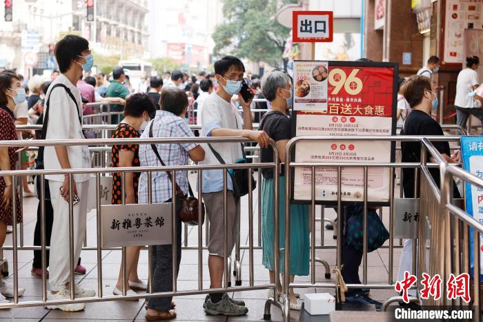 临近中秋鲜肉月饼走俏 上海老字号门口排长队