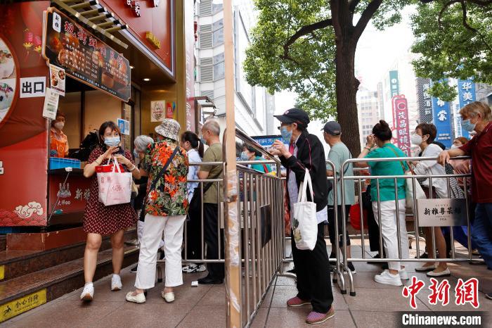 民众在上海南京东路步行街上排队购买鲜肉月饼。　殷立勤 摄