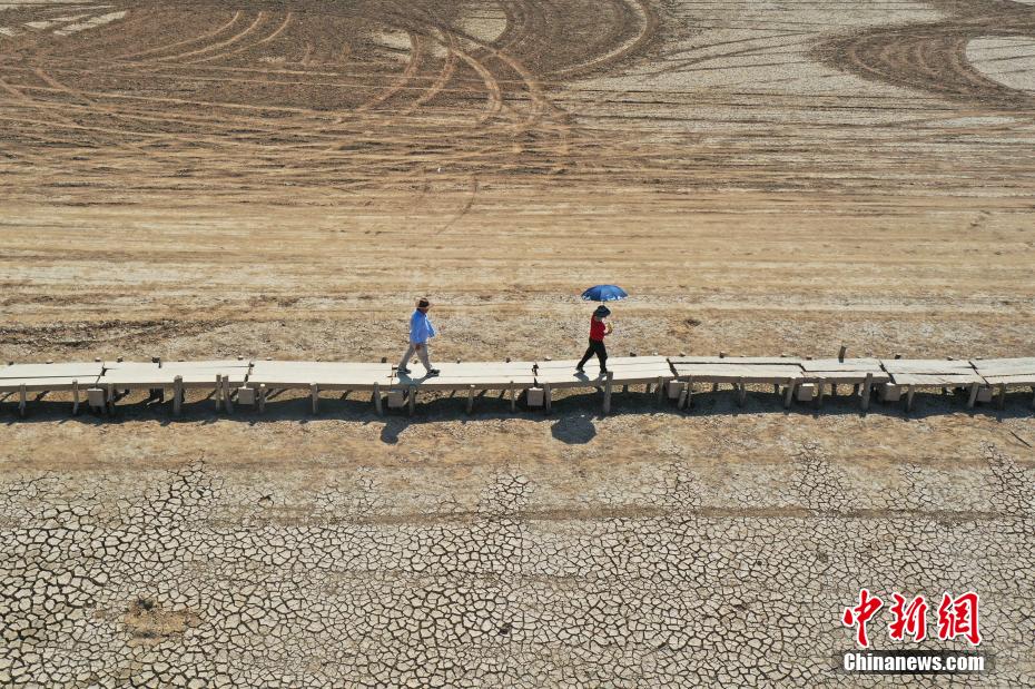 江西鄱阳湖进入极枯水期 明代古桥“千眼桥”提前现身湖底