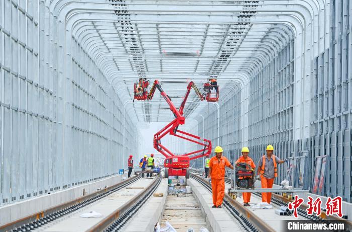 建设者们在滁宁城际铁路二期高架线上安装环保声屏障。　宋卫星 摄