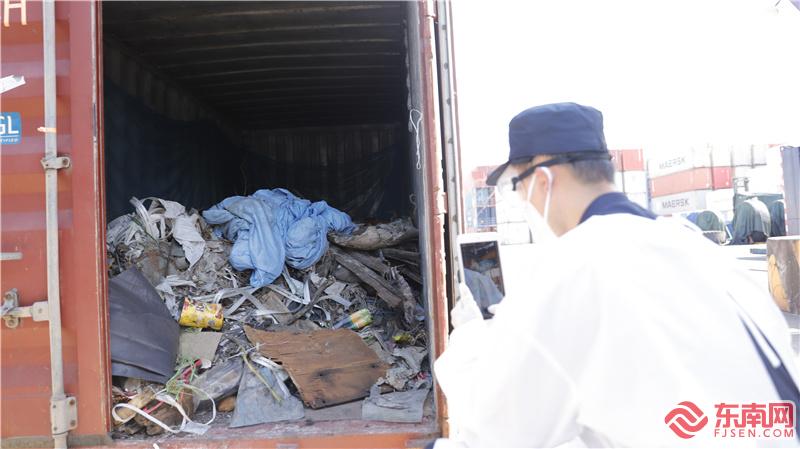 集装箱变身“垃圾箱” 厦门海关在进境空箱中查获1.7吨“洋垃圾”