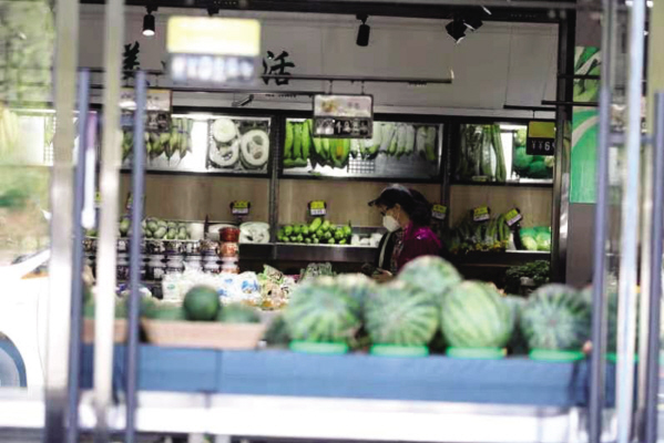 　　市场内蔬菜、水果随意挑选，品种应有尽有。