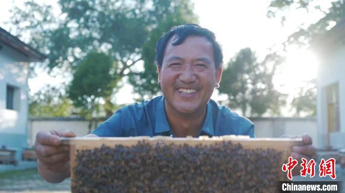 图为9月下旬，榆中县甘草店镇郭家湾村发展养蜂产业。　榆中县委宣传部供图