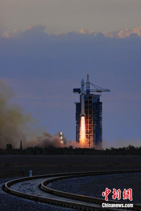 北京时间2022年9月21日7时15分，我国在酒泉卫星发射中心使用长征二号丁运载火箭，成功将云海一号03星发射升空。王衡 摄