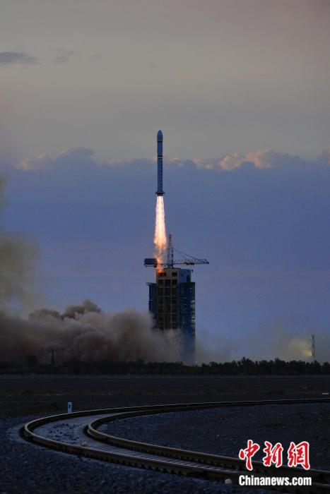 北京时间2022年9月21日7时15分，我国在酒泉卫星发射中心使用长征二号丁运载火箭，成功将云海一号03星发射升空。王衡 摄