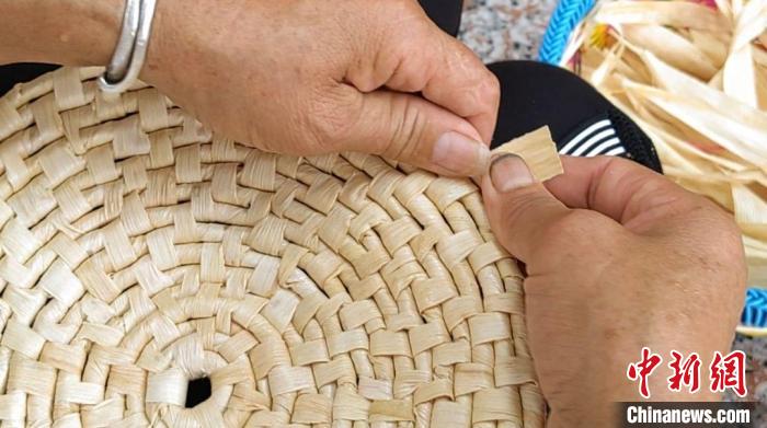 广西手艺人巧用多彩玉米皮 编出精美工艺品