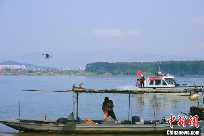 渔政无人机拍摄固定渔船违规行为证据。　福建省海洋与渔业执法总队 供图