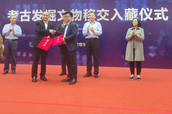 陕西省考古研究院向陕历博移交部分考古出土文物