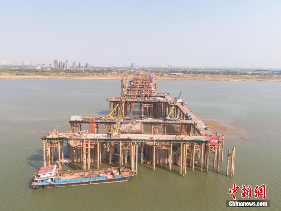 航拍江西南昌洪州大桥建设现场 下部结构施工正忙