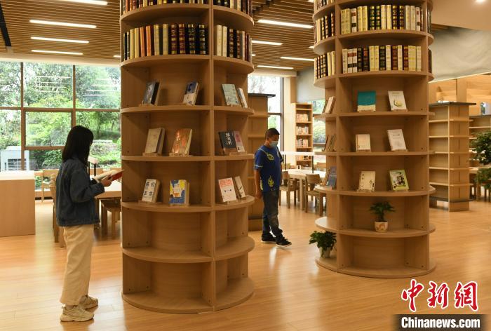 重庆一图书馆“藏”身公园吸引市民前往打卡