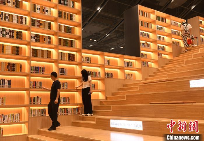 市民在重庆鸿恩寺公园里的图书馆借阅书籍。　周毅 摄
