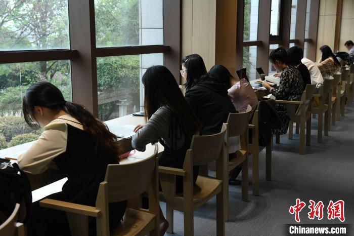 重庆一图书馆“藏”身公园，吸引市民前往看书学习。　周毅 摄