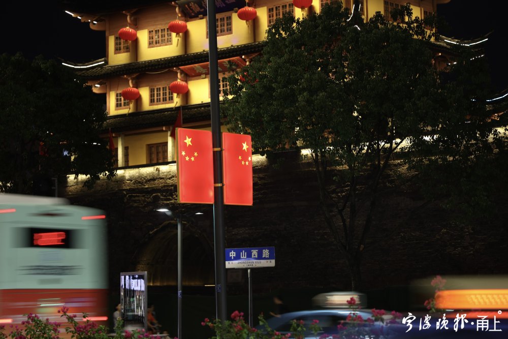 国旗、灯笼、中国结 喜迎国庆宁波街头氛围浓