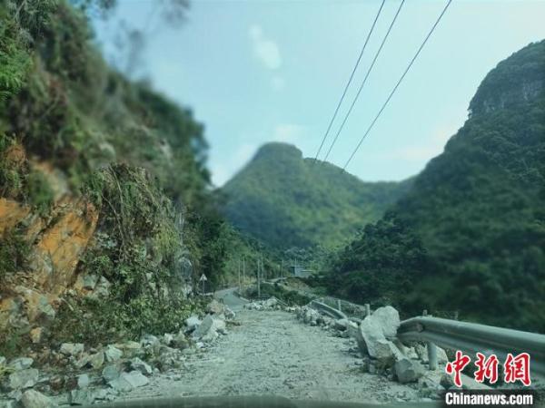 广西东兰3.8级地震：山区道路受损 工作人员清障保畅通
