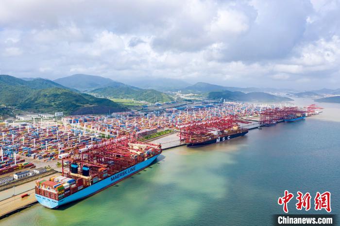 宁波舟山港开通绿色专用通道 保障港口集卡运输畅通