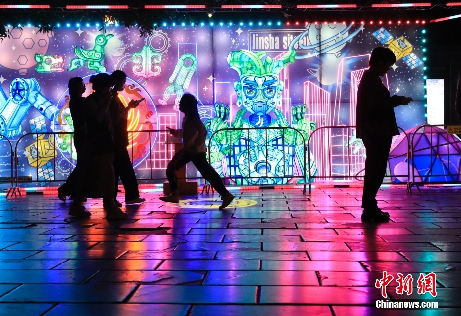 成都：古蜀文明彩灯光影艺术展吸引游客