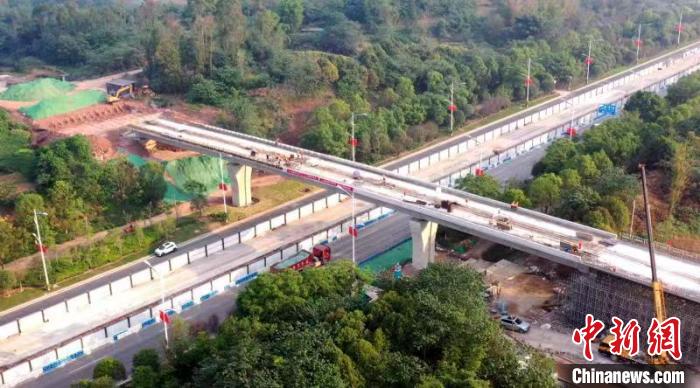 重庆城轨快线璧铜线上跨龙腾大道桥梁主体工程完工