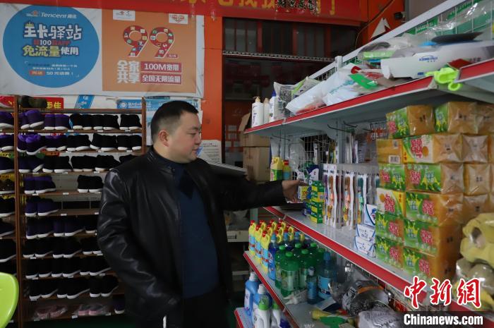 湖北巴东一残疾青年开“乡亲店”带村民增收