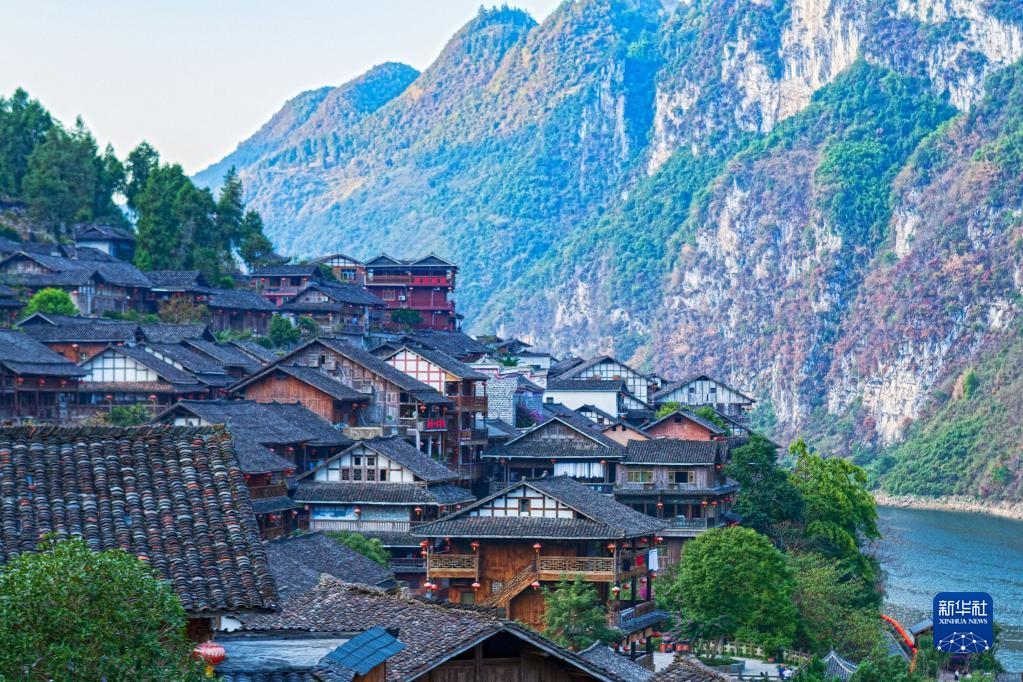 诗意中国——山明水净夜来霜，数树深红出浅黄