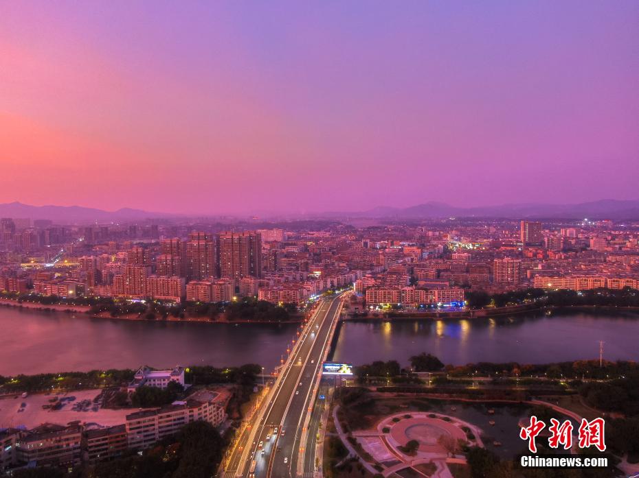 航拍江西赣州天空出现粉紫色晚霞 宛若一幅美丽油画