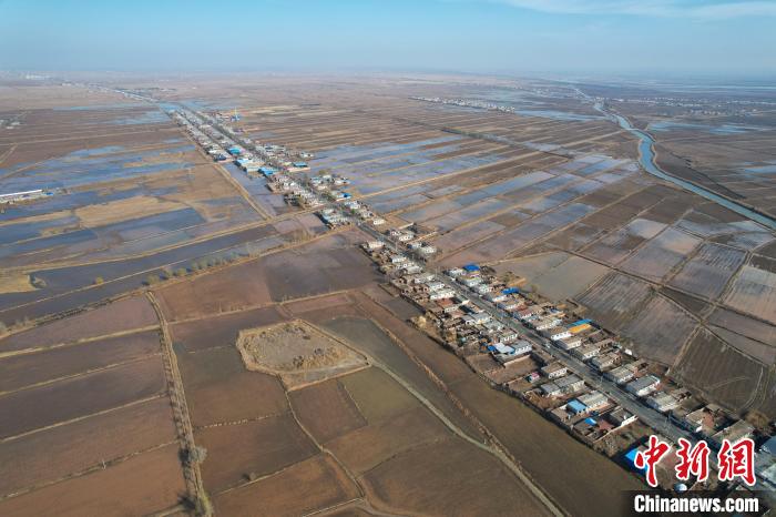 宁夏引黄灌区冬灌有序展开 11月13日,记者航拍宁夏石嘴山市平罗县通伏乡农田冬灌。 于晶 摄