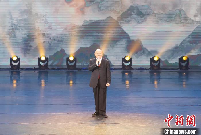 中国文联副主席、天津市文联主席孟广禄京剧演唱《小小寰球》 王在御 摄